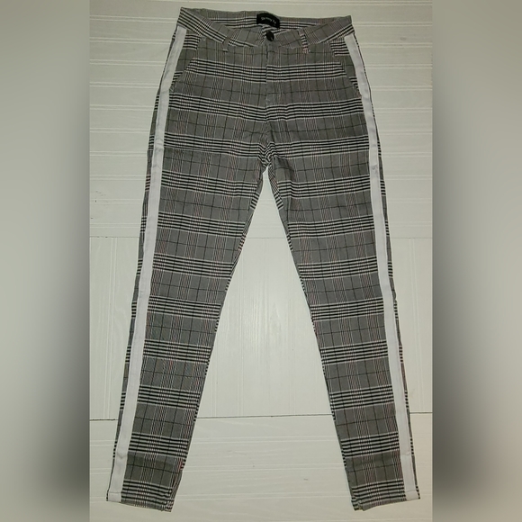 Mens Skinny Fit Plaid White Black Red Striped Jeans. Size 32 waist - Picture 1 of 9